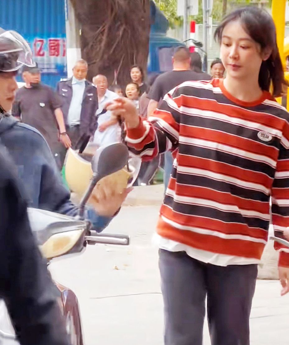 杨紫|惠州:杨紫街头拍戏,和范丞丞坐同一辆电动车上,30岁少女感十足