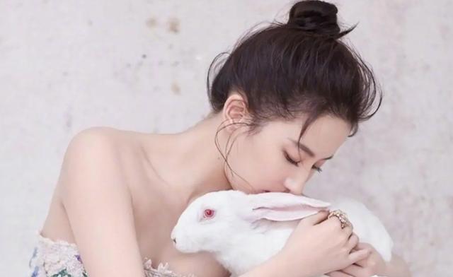 刘亦菲|刘亦菲被欺凌事件火上热搜,中国新闻网锐评:欺凌他人很羞耻