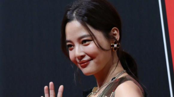 真空的周冬雨，土气的孙俪，上海这一夜，女星审美差距，出来了