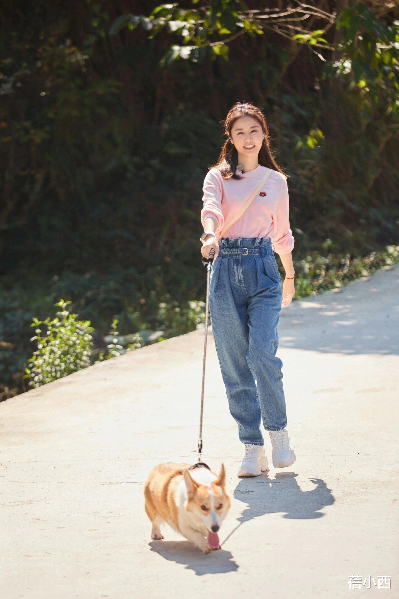 林心如携霍建华给爸妈庆生!她47岁穿卫衣像少女,老公却胖出肚腩