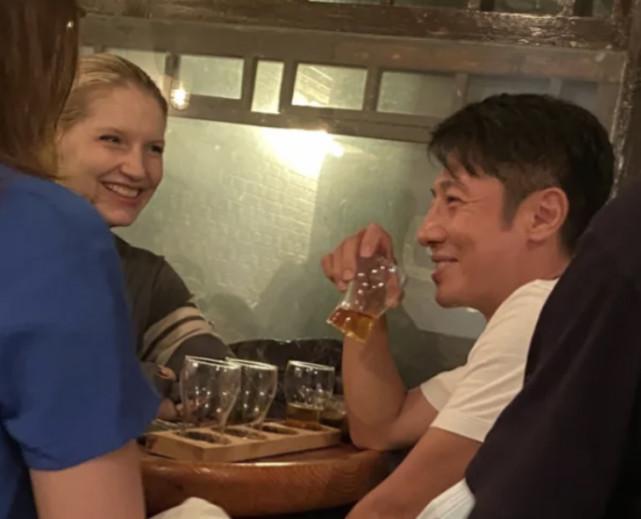 撒贝宁|撒贝宁带妻子参加同学聚会,穿高跟鞋比李白矮半头,搂抱妻子画面恩爱