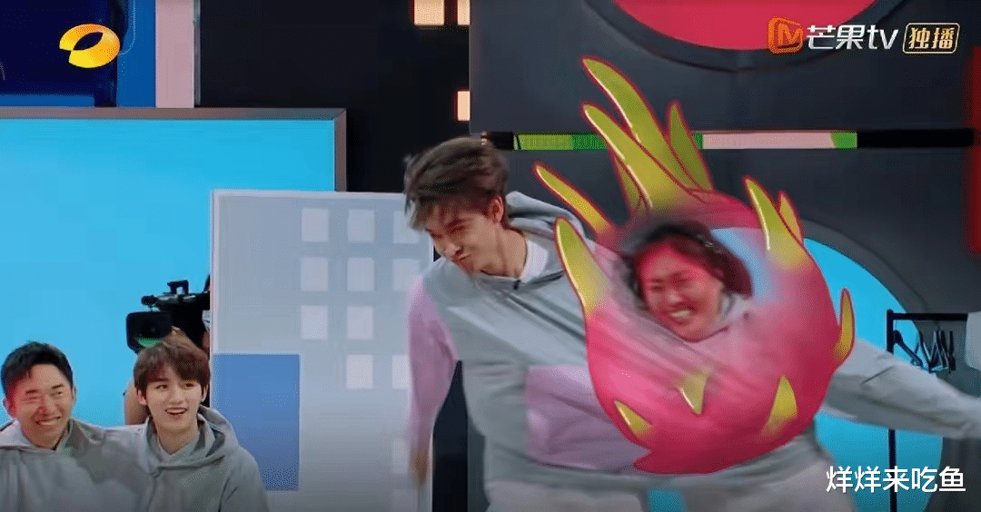 哈尼克孜|秦霄贤节目中自曝喜欢的人,哈尼克孜玩游戏毫不留情用水泼秦霄贤