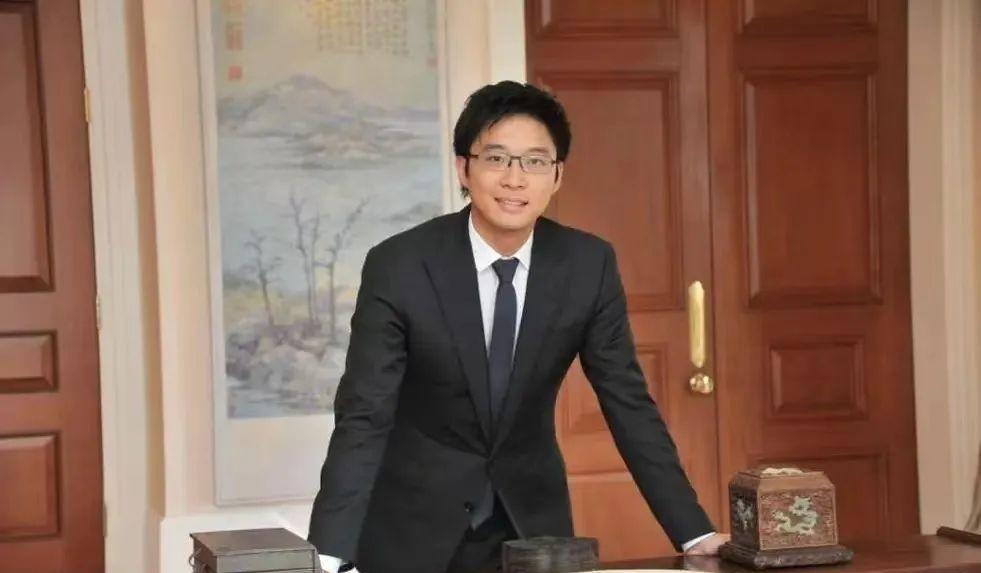 化妆|赌王三太和霍启刚同框,70岁皮肤紧致惹人慕,钻戒手镯豪气吸睛