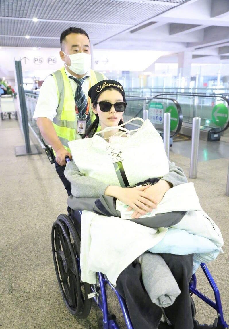 赌王四太梁安琪现身自家商场，亲自照顾孙子孙女，坐大堂吃饭接地气