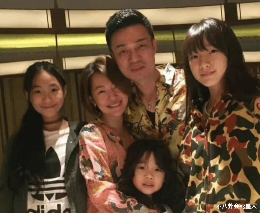 小S|小S二女儿身材火辣,15岁穿短裙秀美腿,被赞“翻版林志玲”