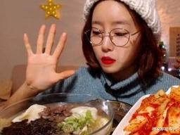 |韩国美女阿姨吃播每天都是泡菜宽粉,网友:韩国最穷吃播非你莫属