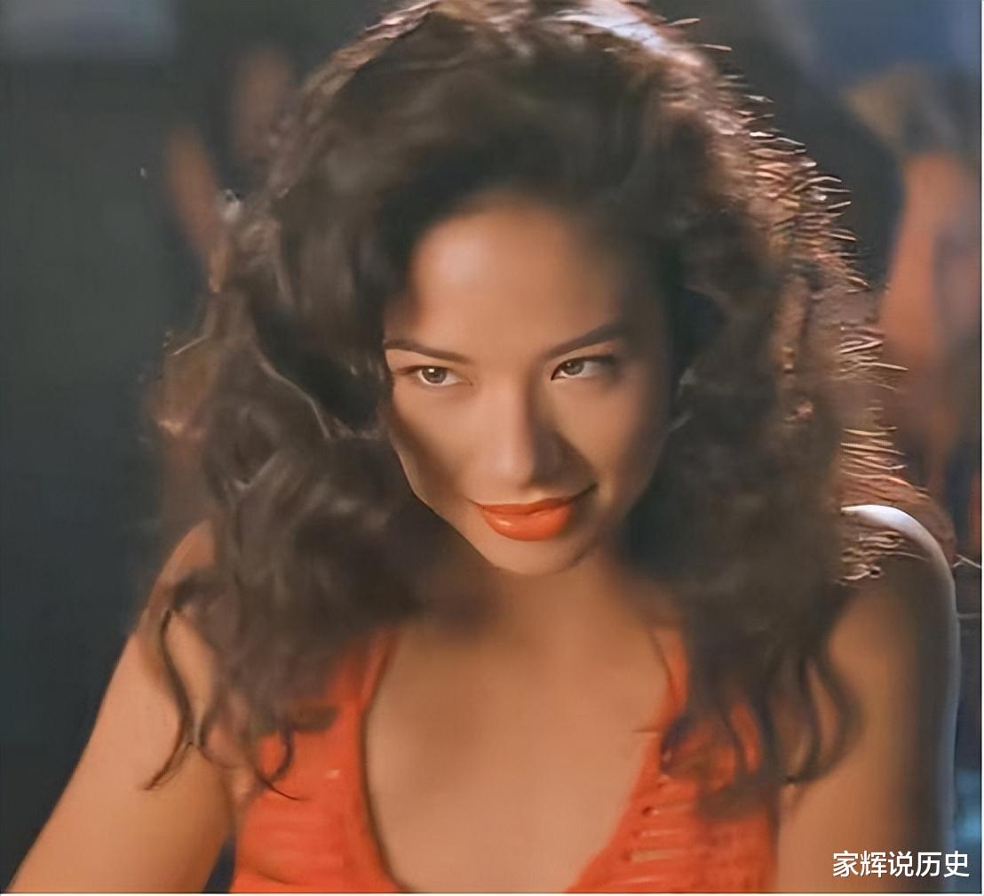 论性感和美貌,她堪比钟楚红,和成龙李连杰组CP尤为吸睛