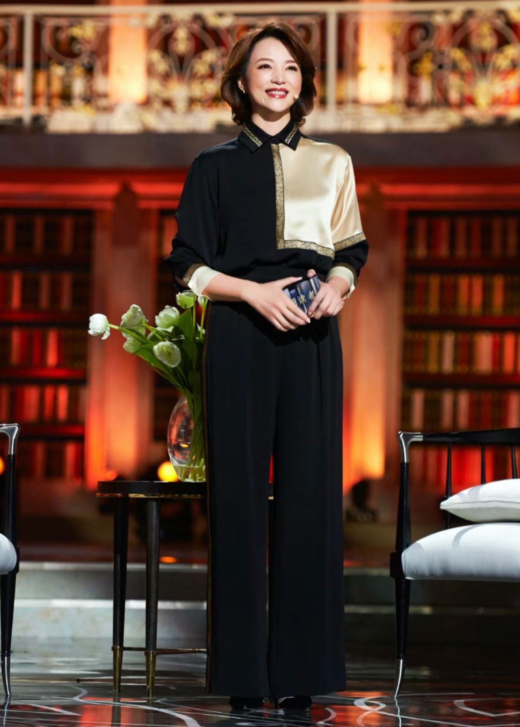 49岁董卿到了中年更有气质：裙穿长、裤穿短、发不过肩，优雅高级