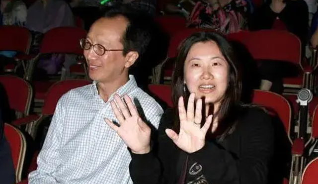 伏明霞|港媒曝伏明霞离婚且净身出户！百亿富商老公回应，结婚21年2儿1女