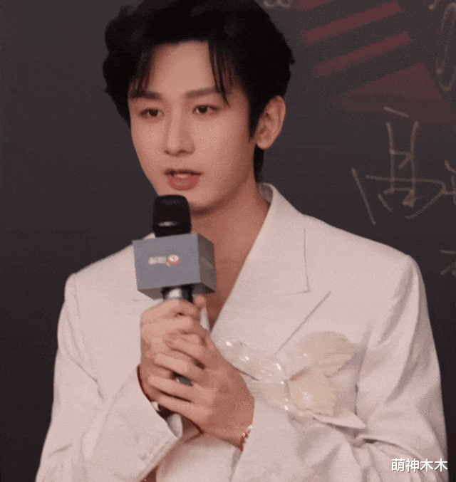 微光盛典太尴尬!何炅主持嘴瓢,颖儿蔡文静撞衫,嘉宾累到打呵欠