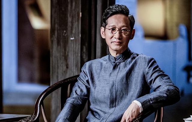 西装 这才是56岁王劲松老去的秘诀：坚决不穿老年装，妆发得体不油腻
