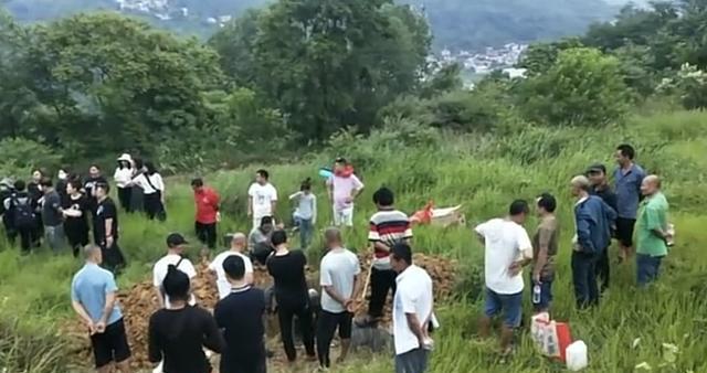 |张恒远葬礼结束,长眠于大山深处,冠军李琦送别,毕夏哭成泪人