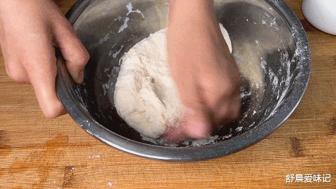 豆角|豆角水饺包的家常做法,馅料鲜美,面皮蓬松柔软,底部焦香可口