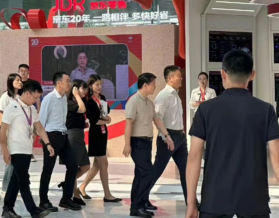 三巨头相聚，雷军穿牛仔裤，刘强东身材挺拔，董明珠白裙优雅
