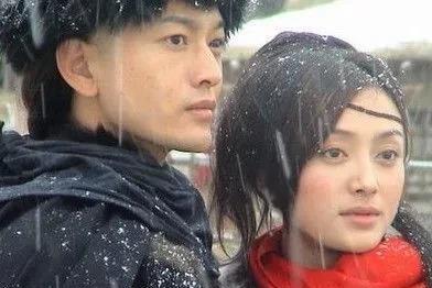 秦岚坦言和黄晓明同居了五年,为了黄晓明自己赔偿了公司几千万元