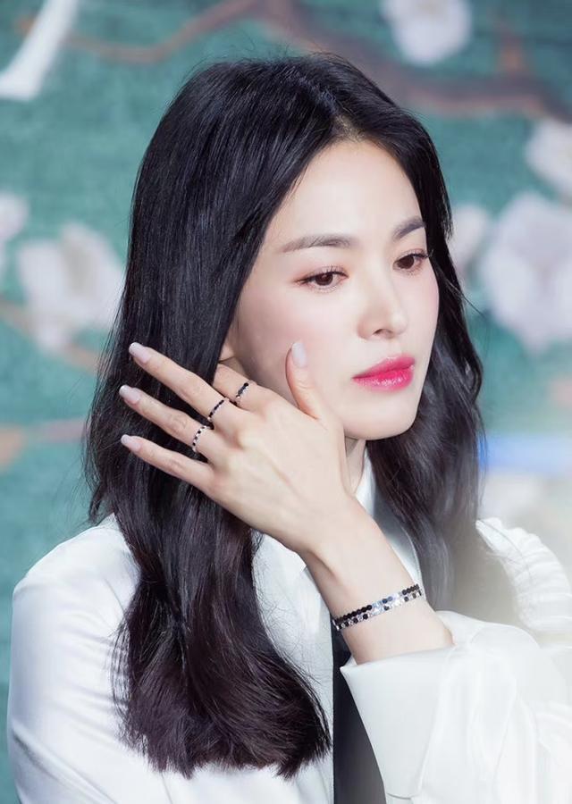 宋慧乔 拿捏清冷感的女人，淡颜系女神宋慧乔，迷人而高级