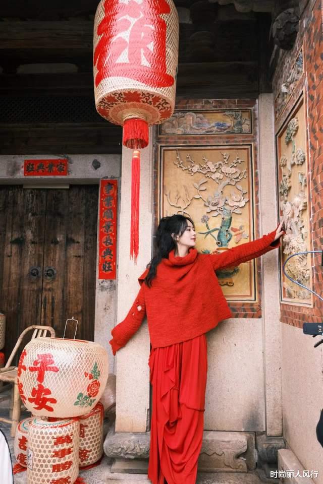 赵丽颖|赵丽颖刚开工就靠美貌刷屏!穿中国红头上插满鲜花,央视脸超惊艳