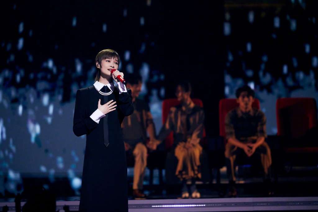 赌王千金何超欣参加活动，身边两位帅哥颜值爆表、李宇春也来了