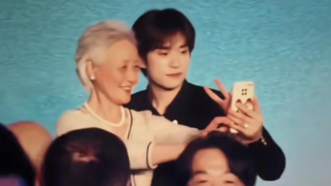 易烊千玺|易烊千玺金爵奖典礼偶遇五年前《幻乐之城》的奶奶，秒变可爱小孩