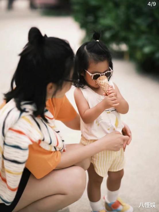 杨子姗罕晒全家福,1岁阿喜与妈妈留同款发型,墨镜遮面气场好强