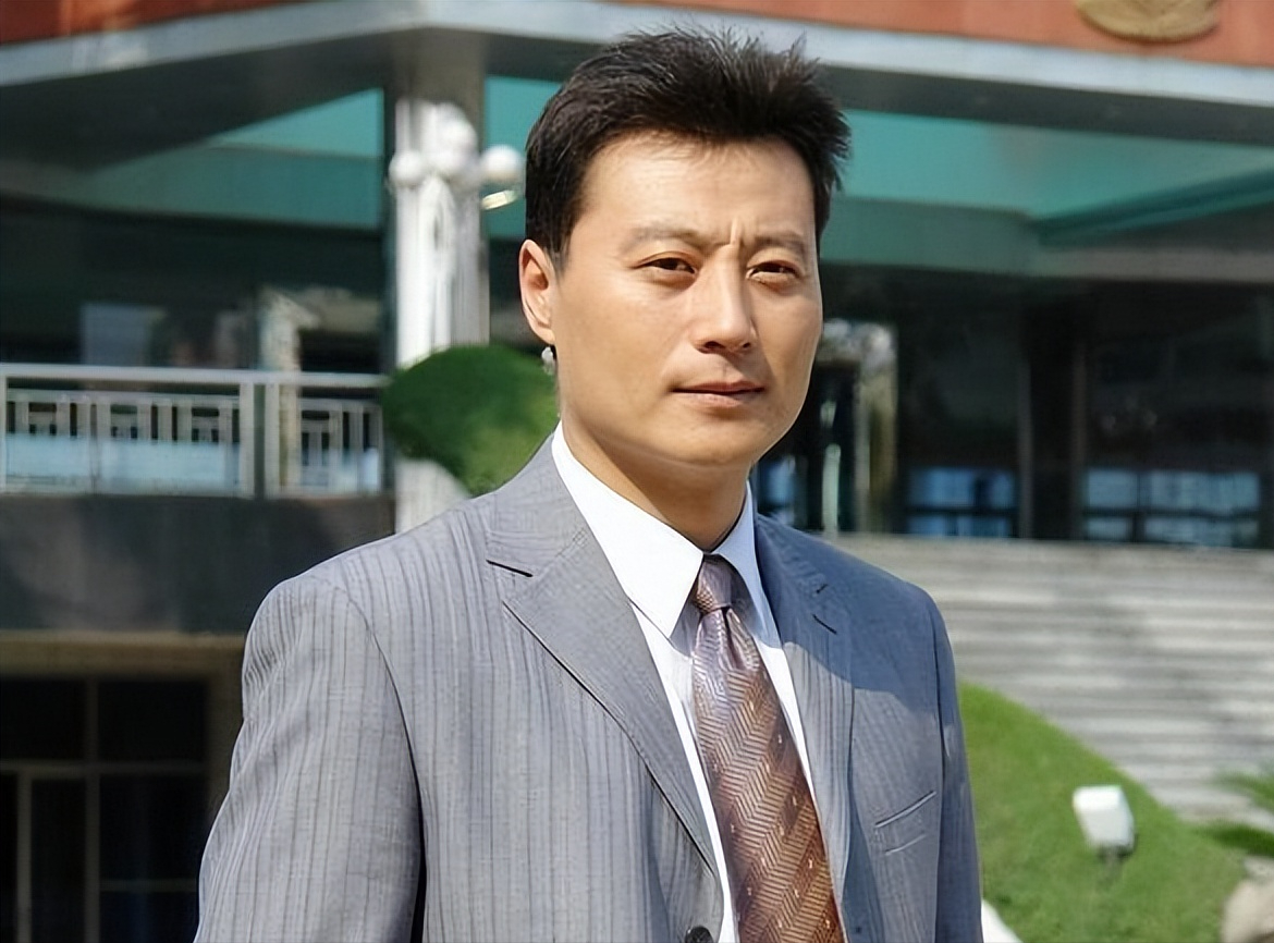 演员任程伟:花9元在地下室娶了黄蕾,成名后只换房子不换糟糠妻