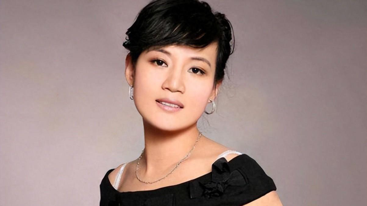 前央视女主持，母凭子贵挤走原配，嫁大14岁富豪，如今负债数亿