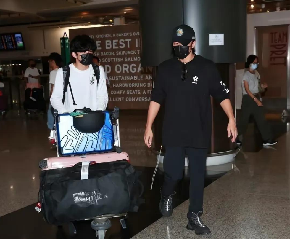 谢霆锋长子回香港啦！穿白色休闲装推着行李超帅，张柏芝并未同行