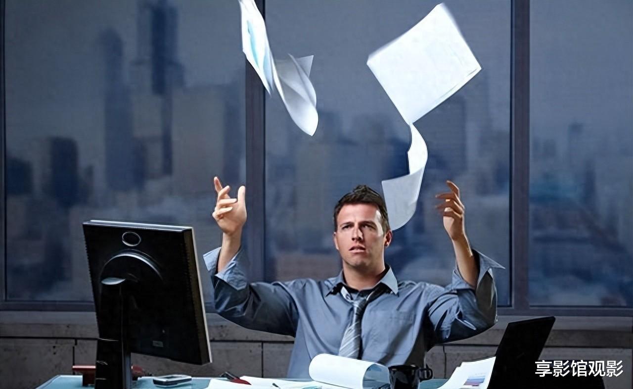 老同事退休被扣工资，半年后上级通知来领人，领导见到他愣住了