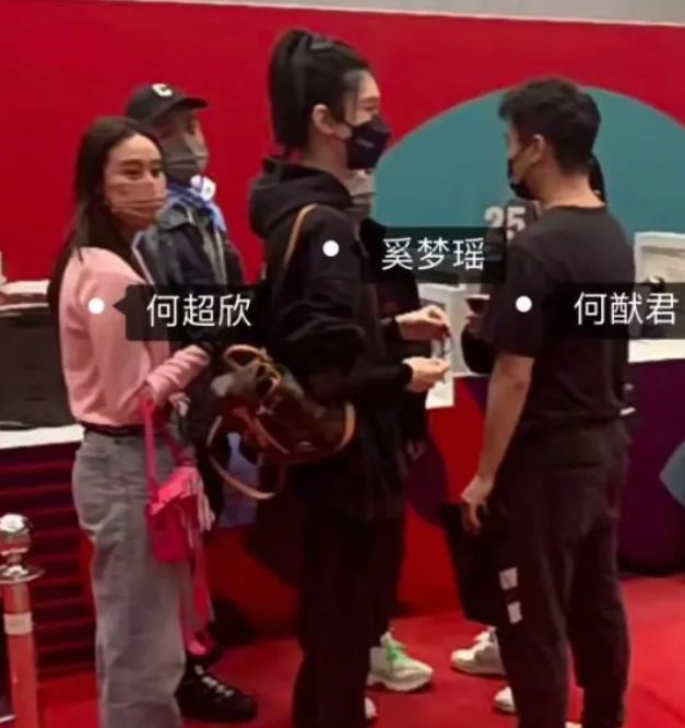 何猷君|何猷君何超欣参加婚礼，外甥女何倩珩一同前行，裙子与何超莲撞衫