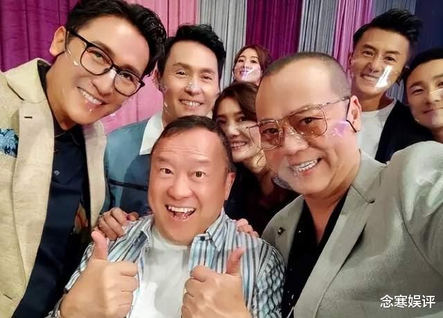 曾志伟|欧阳震华晒兄弟聚餐照，感谢曾志伟安排饭局，身后展柜摆满茅台酒