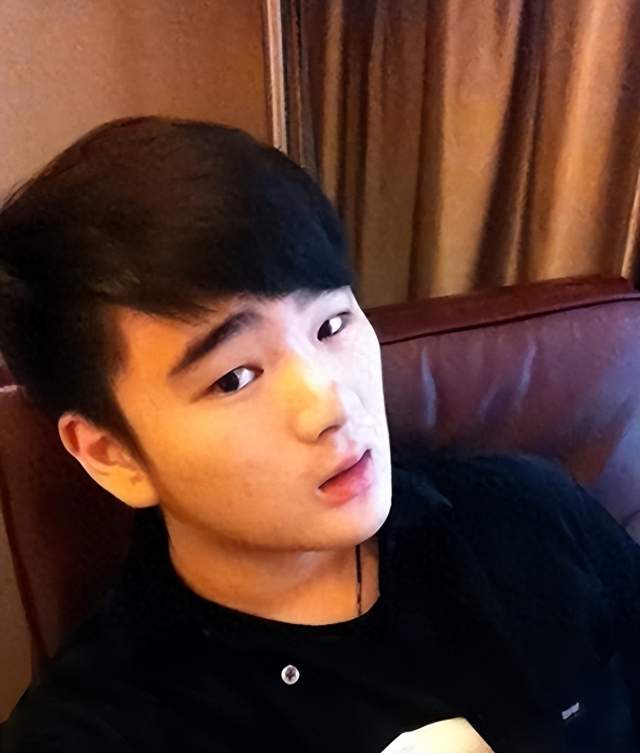 傅艺伟30岁儿子去世,曝死因是心脏骤停猝死,中戏老师悲痛悼念