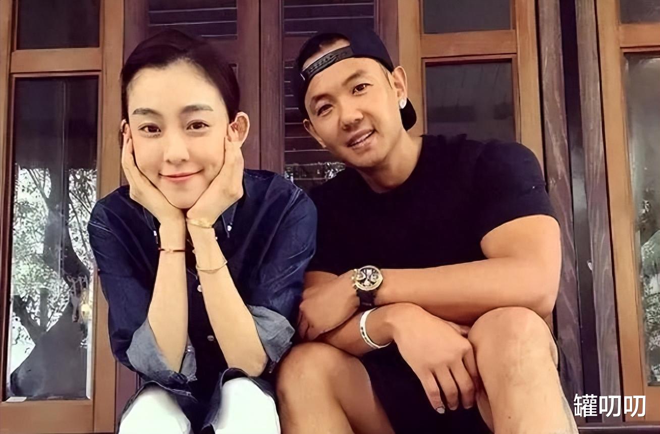 范玮琪晒全家福，昔日文艺女神人设崩塌，靠一张嘴变得人见人嫌