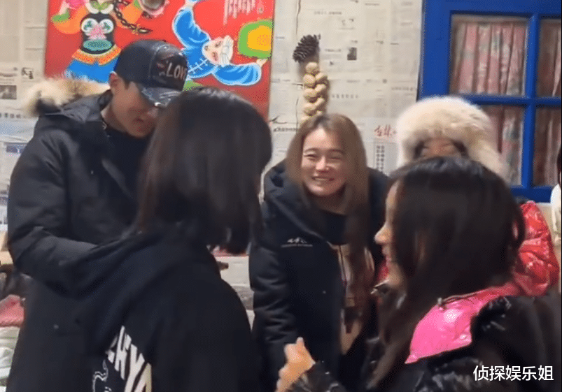 李小璐吴尊带娃出游,甜馨NeiNei十年后再同框,小姐妹长成大美女