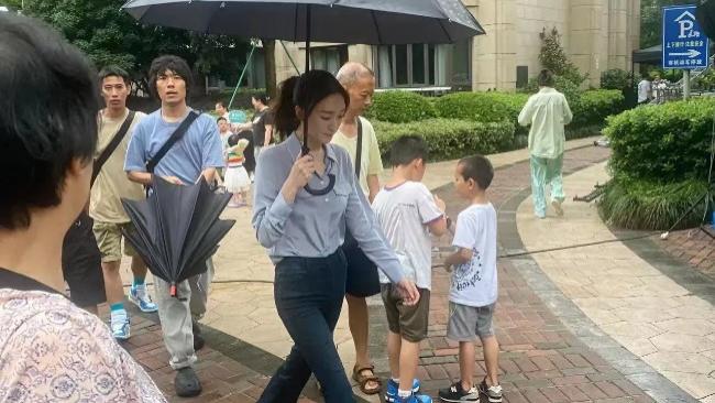 李小冉宁波拍戏被偶遇，身材消瘦丰腴感全无，“竹竿腿”很吸睛