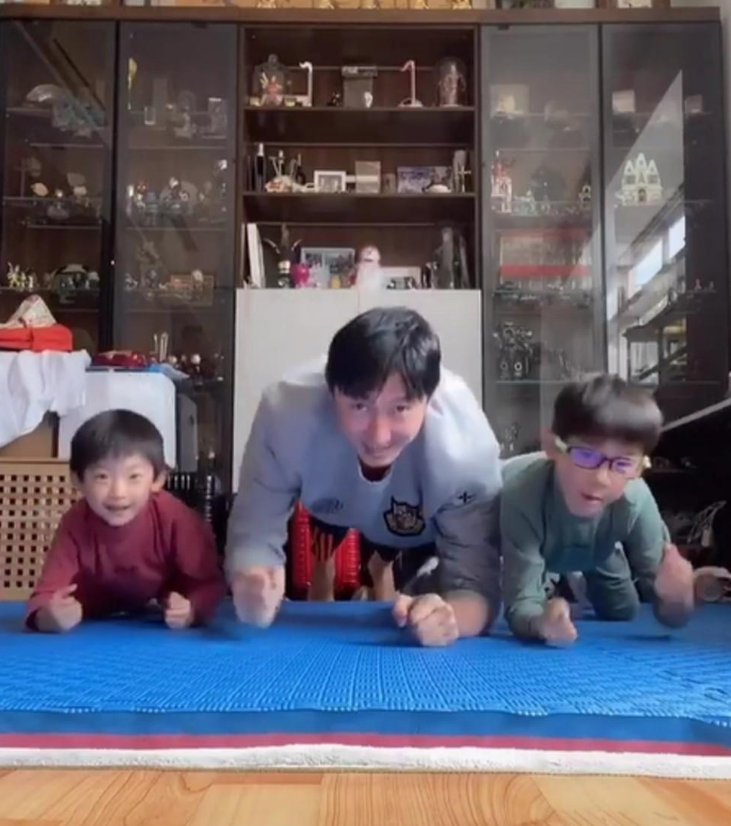 洪金宝千万豪宅曝光，杂物快堆到天花板，儿媳太邋遢？