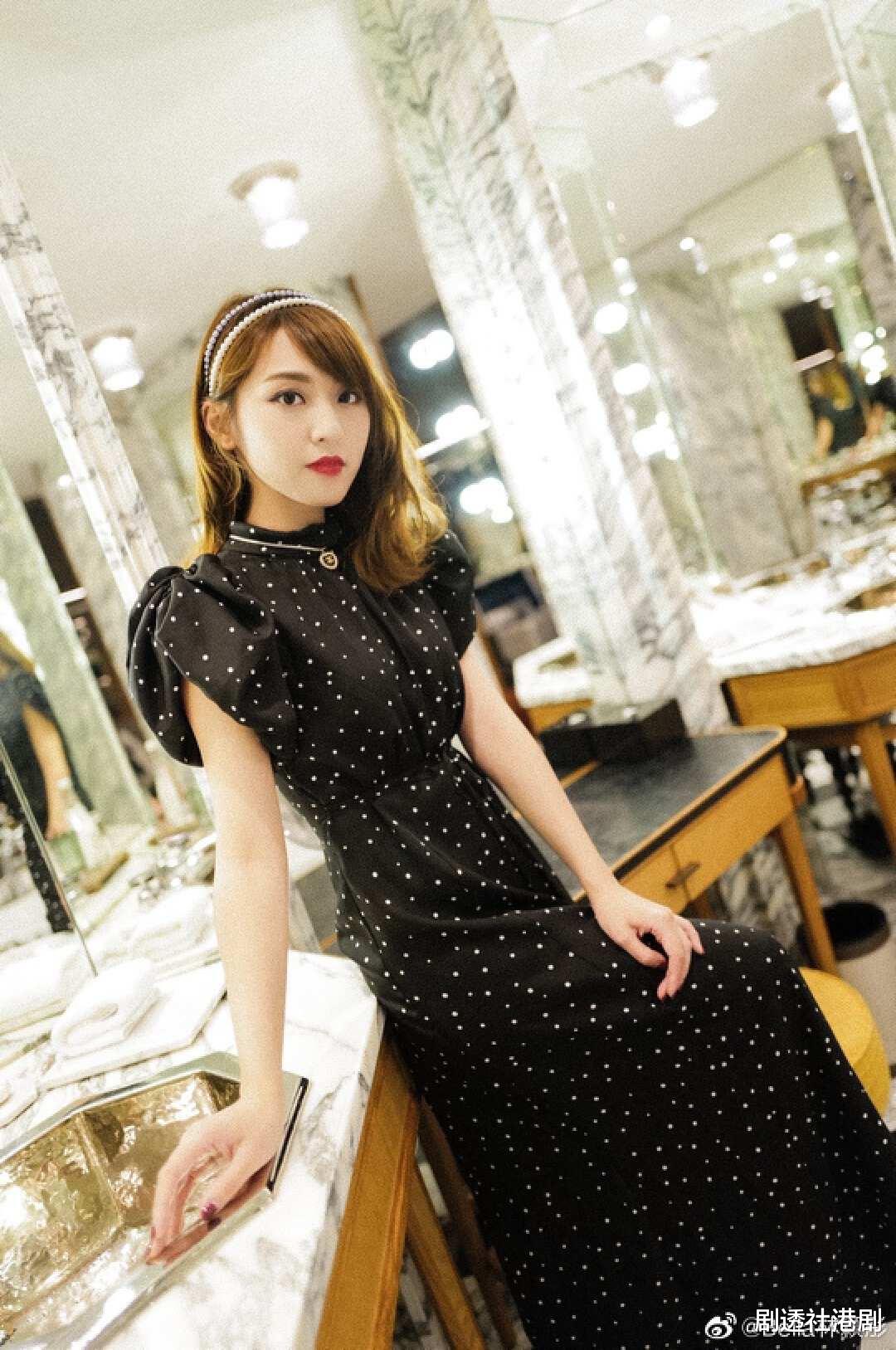 TVB小花疑有意离巢，因卷入丑闻遭雪藏，幼时曾跟母亲乞讨为生