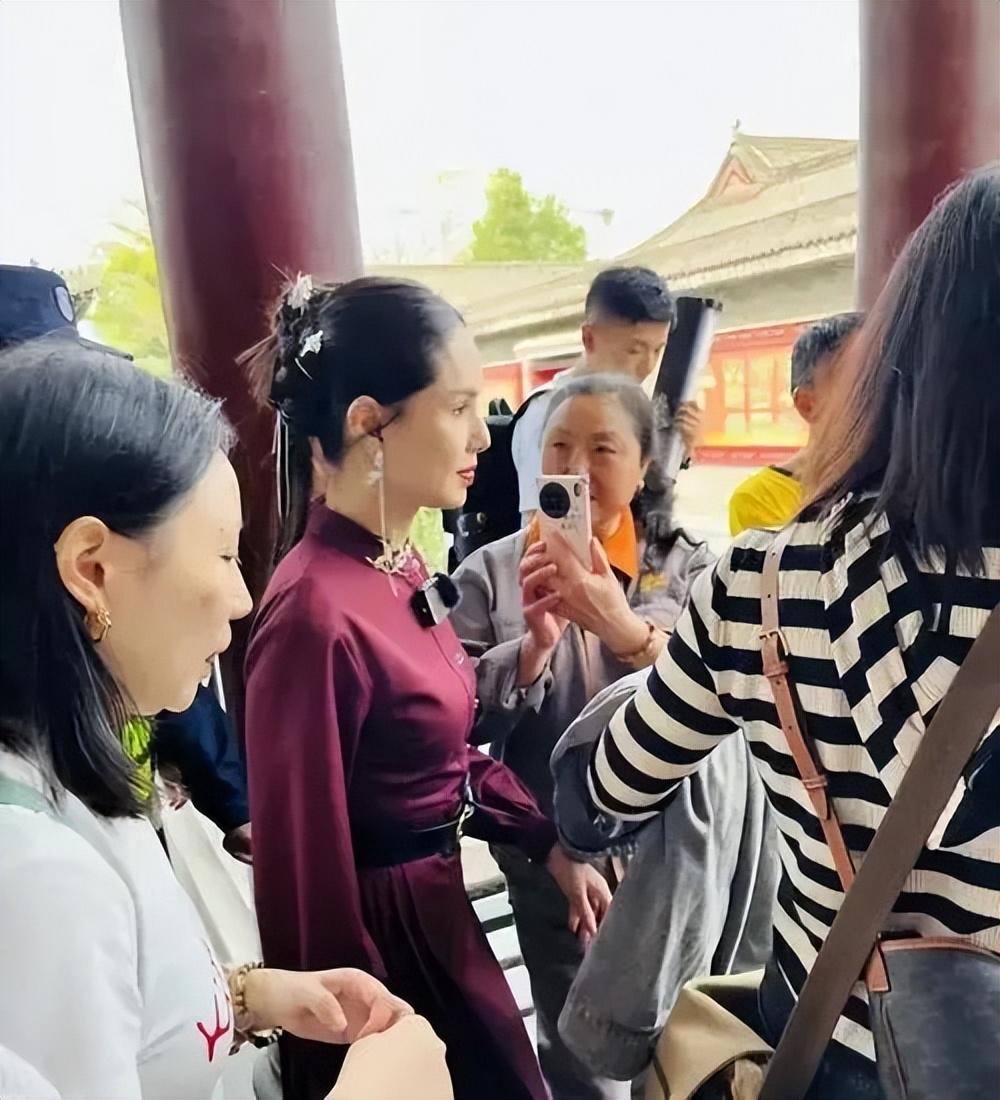 57岁李若彤穿马面汉服游西安各大景点,太美了像仙女下凡!