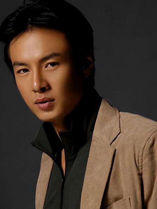 因穷被女友嫌弃，一气之下娶普通女教师的朱铁，如今过得如何了？