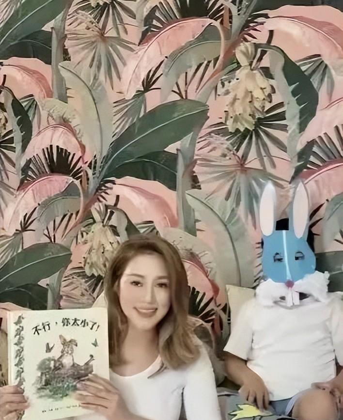 霍启刚慈善跑拥抱父子情，甘比陪女儿义工体验公益豪门教育