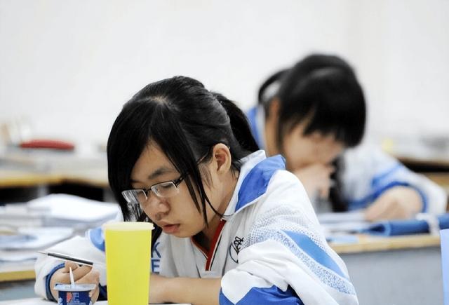 大学 女高中生为拍毕业照而发愁,6个月瘦了75斤,男生:真是高不可攀
