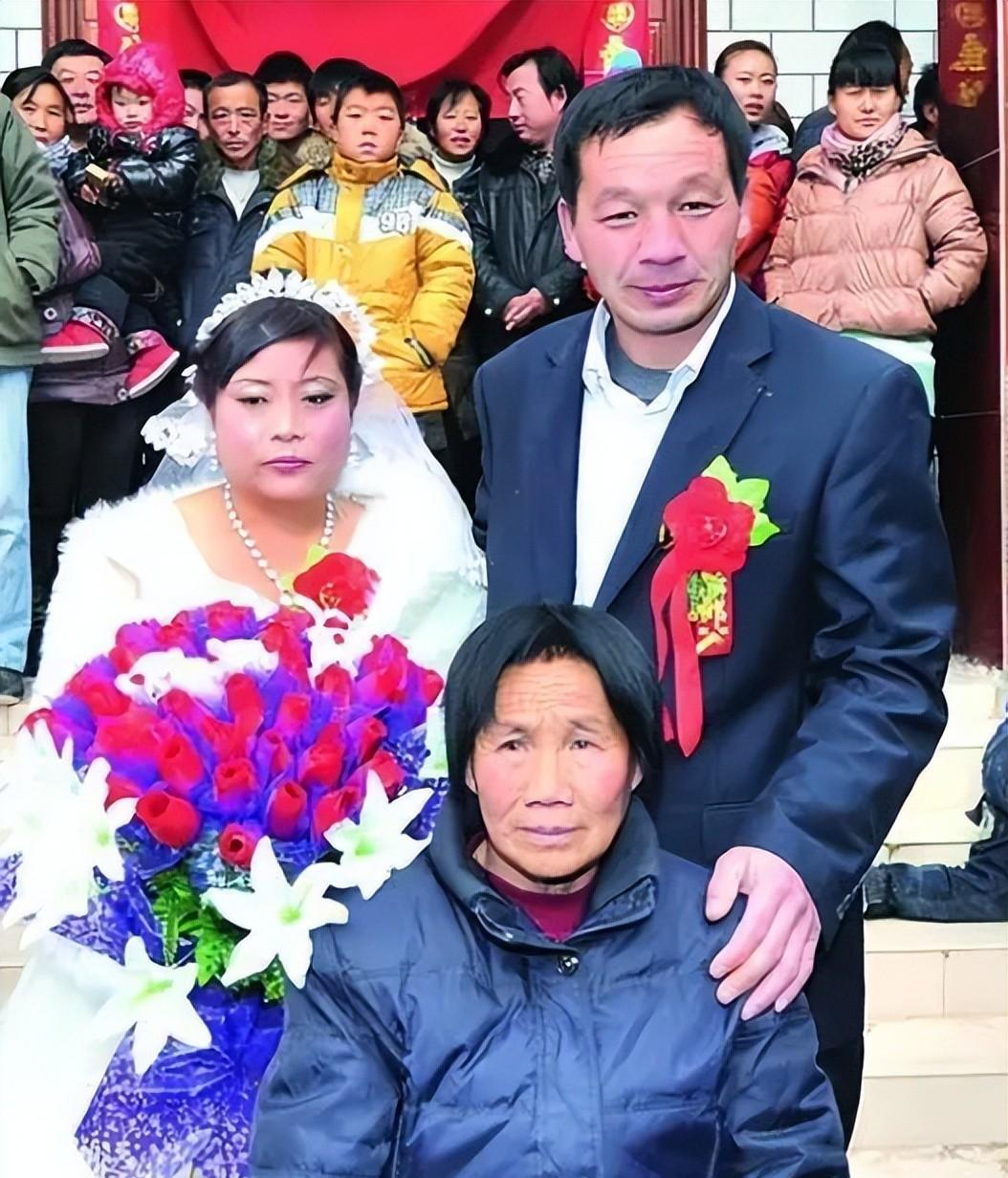 让人心痛!2010年河北小贩和顾客闲聊,突然跪地痛哭:妈,我整整找了你17年