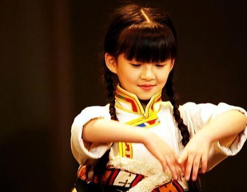 杨丽萍|25岁小彩旗受伤独居国外，被亲姨妈杨丽萍拿钱养着，是爱还是害？