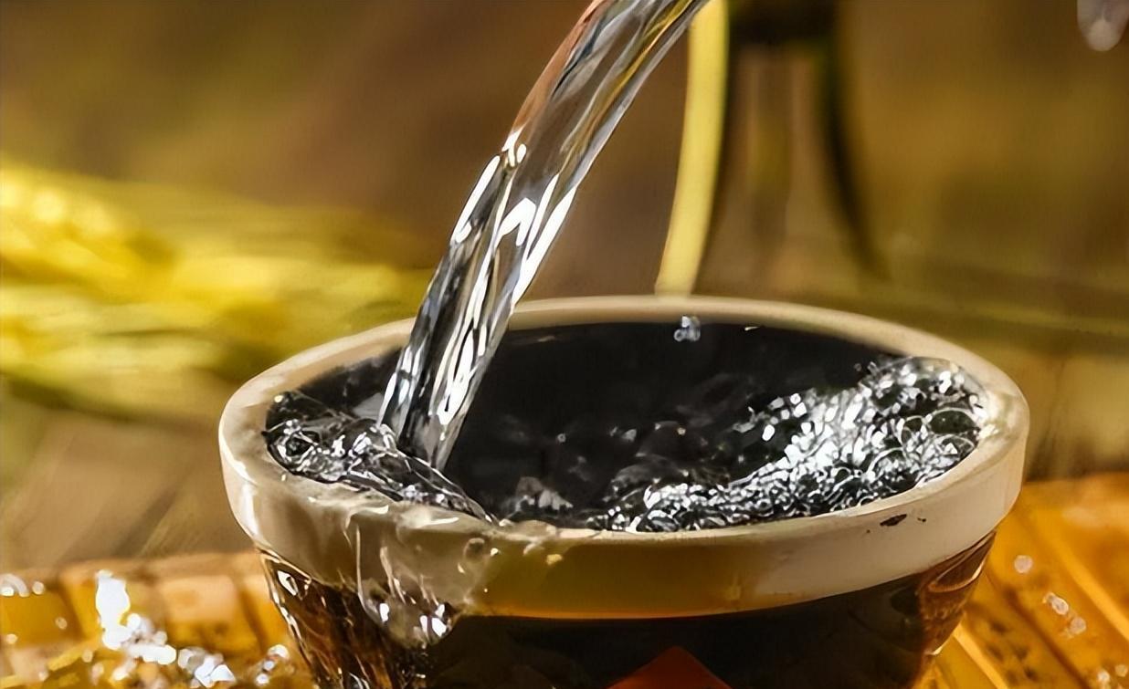 饮品|一位酒厂工人的肺腑之言:只需一点茶叶水,白酒好坏立马一目了然