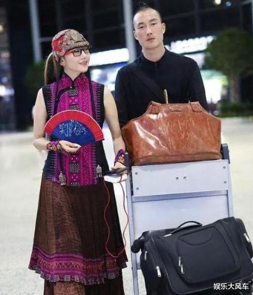 杨丽萍私生活糜乱!吃饭上厕所全程依靠男助理,网友直呼:武则天