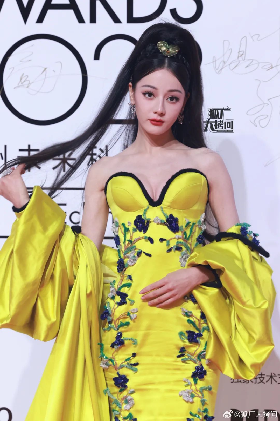 见鬼了！杨紫艳压了穿“野鸡高定”的迪丽热巴……