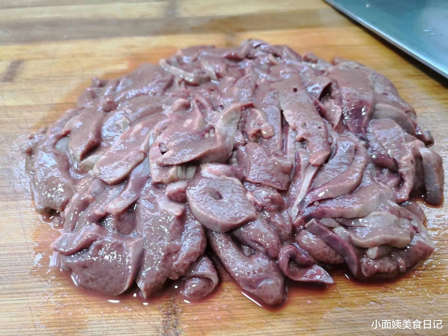 猪肝|炒猪肝是先焯水还是直接下锅？饭店这样炒，猪肝嫩滑不腥超好吃