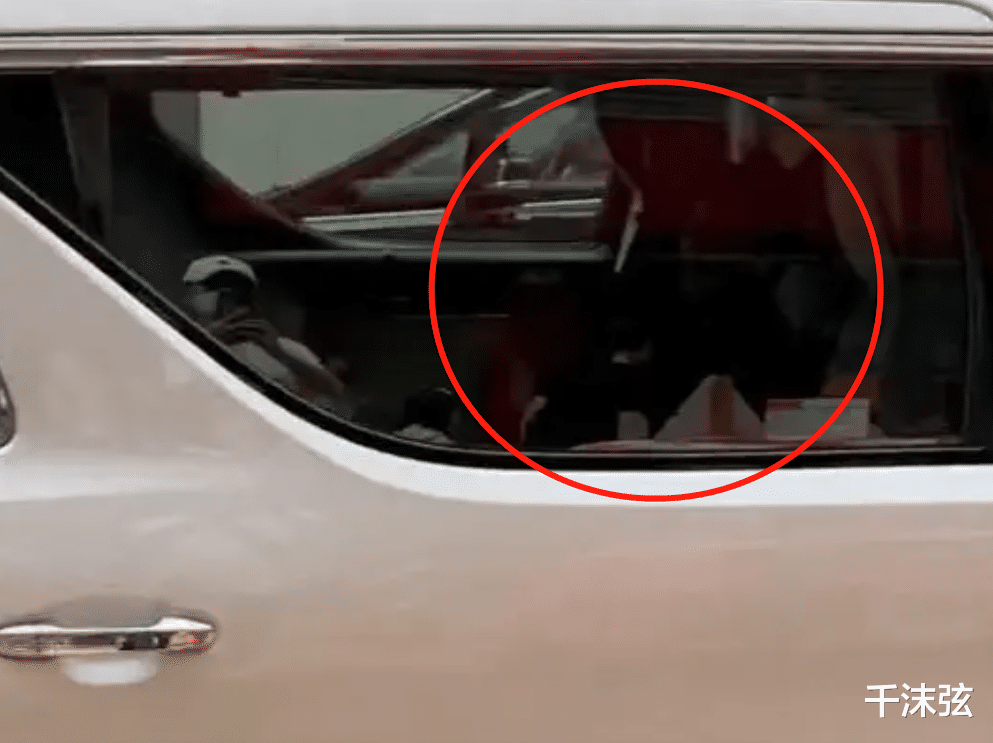 周星驰|甘比坐迷你小车出行,刘銮雄送2套特殊车牌寓意深,被侃小气抠门