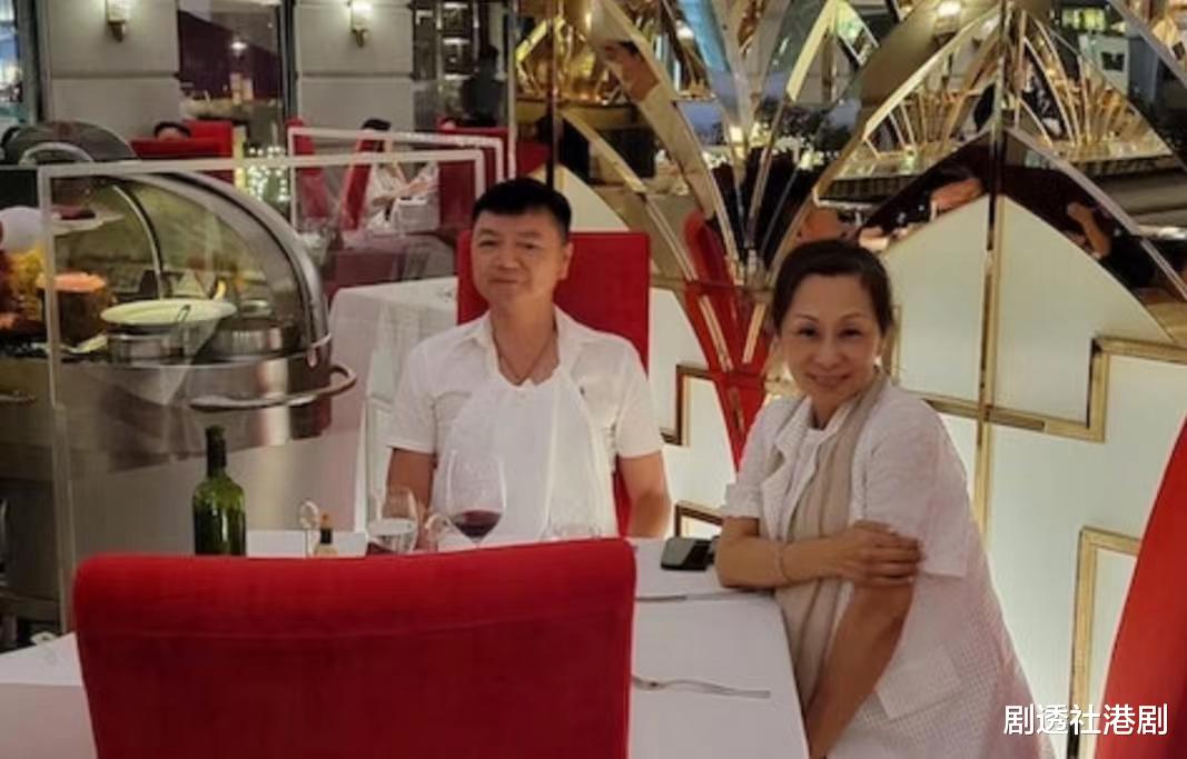 甜美！64岁知名港星与太太复婚后罕放闪，情侣装同台庆生大晒恩爱