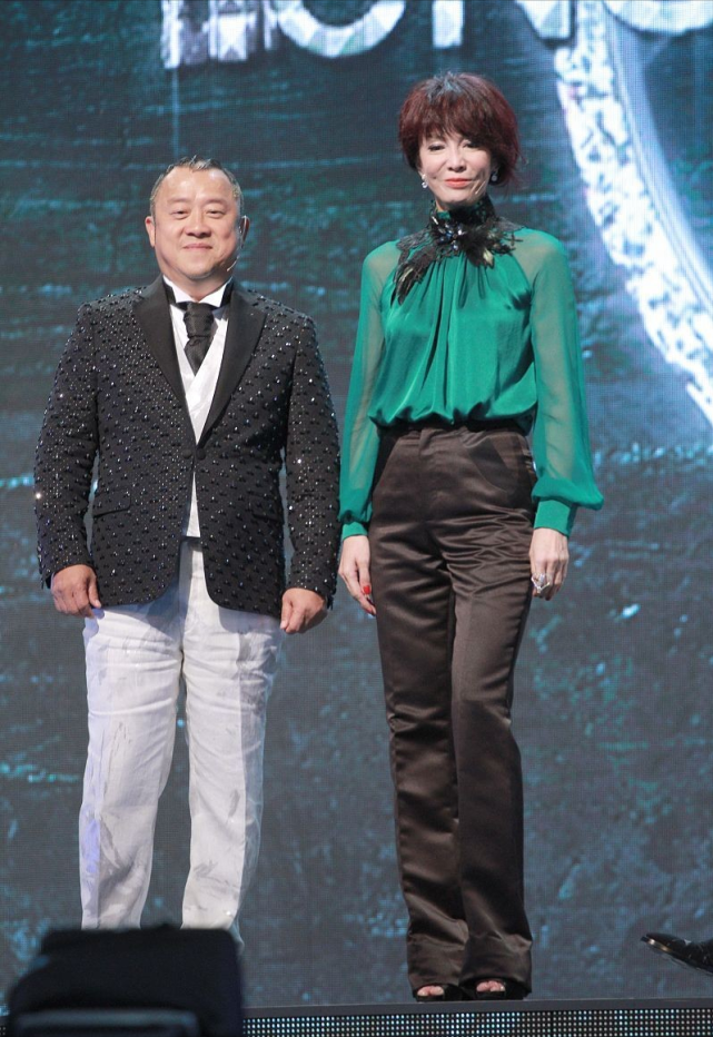 66岁郑裕玲公开秀恩爱！皮肤白皙保养得体，身材姣好风韵犹存