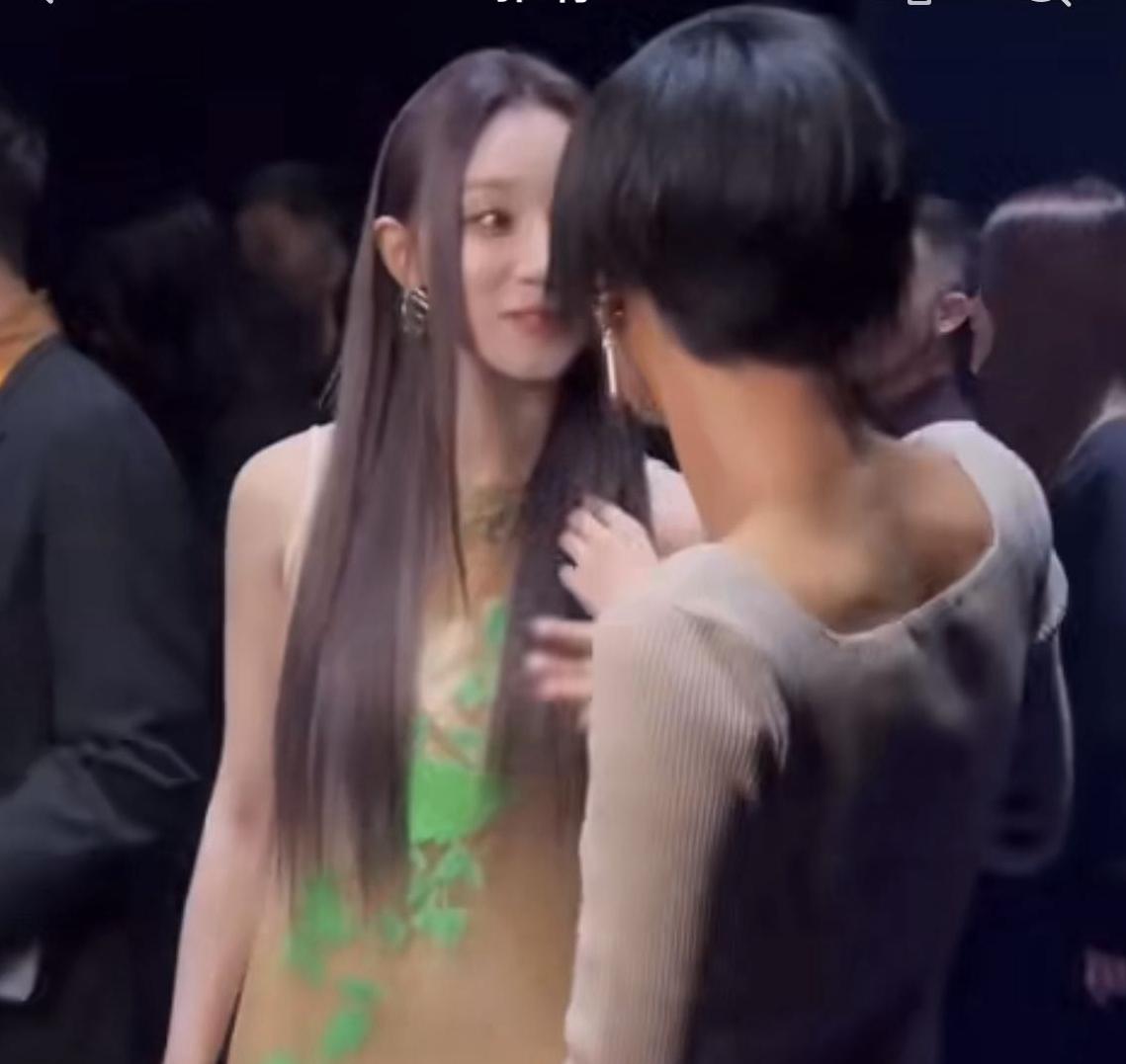 |宋慧乔时装周刘海造型显老,同场的程潇和宋雨琦也穿得好奇怪